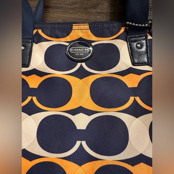 Coach nylon tote bag with hang tag - Picture 2 of 6